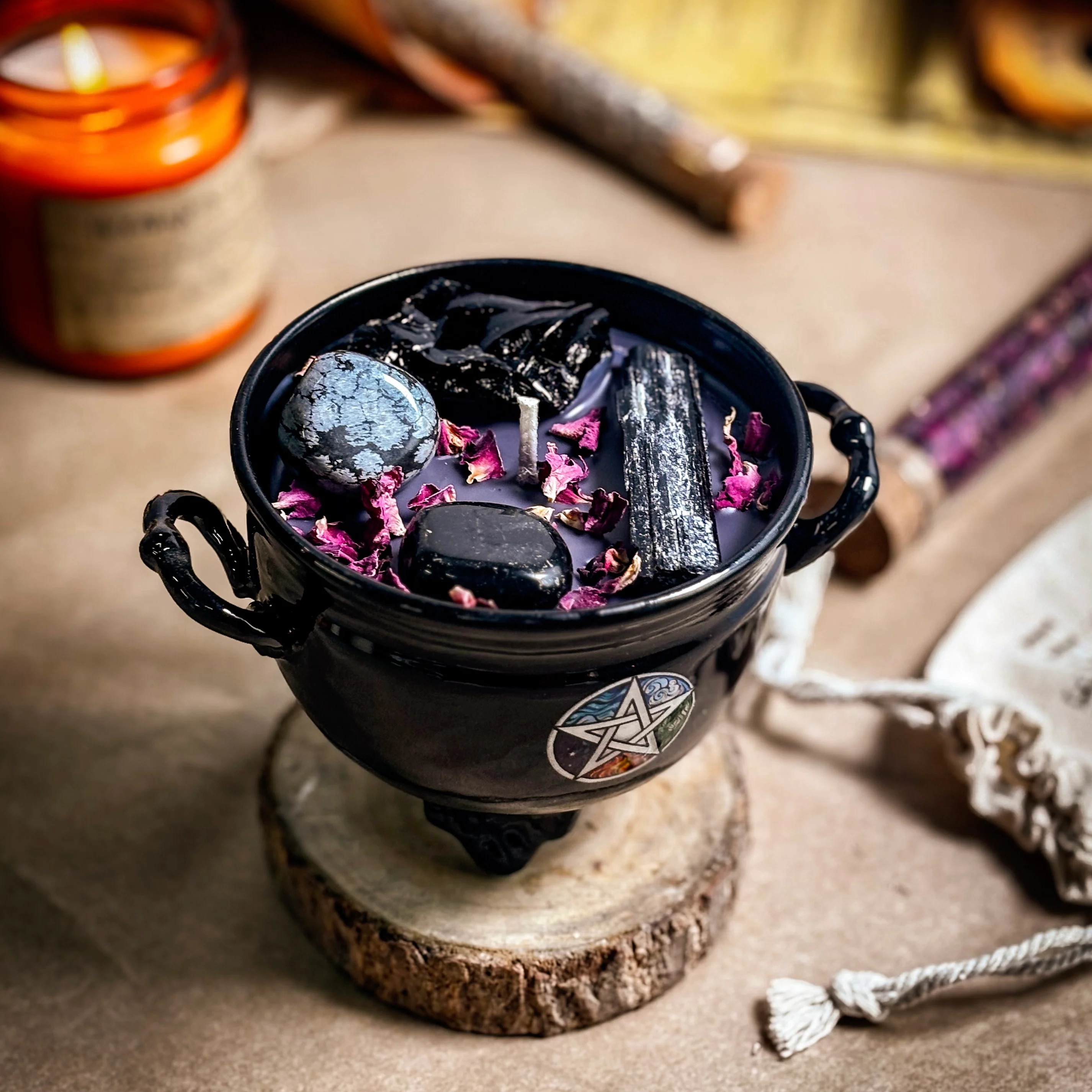 Strength & Grounding Crystal Treasure Cauldron Soy Candle – 190 g