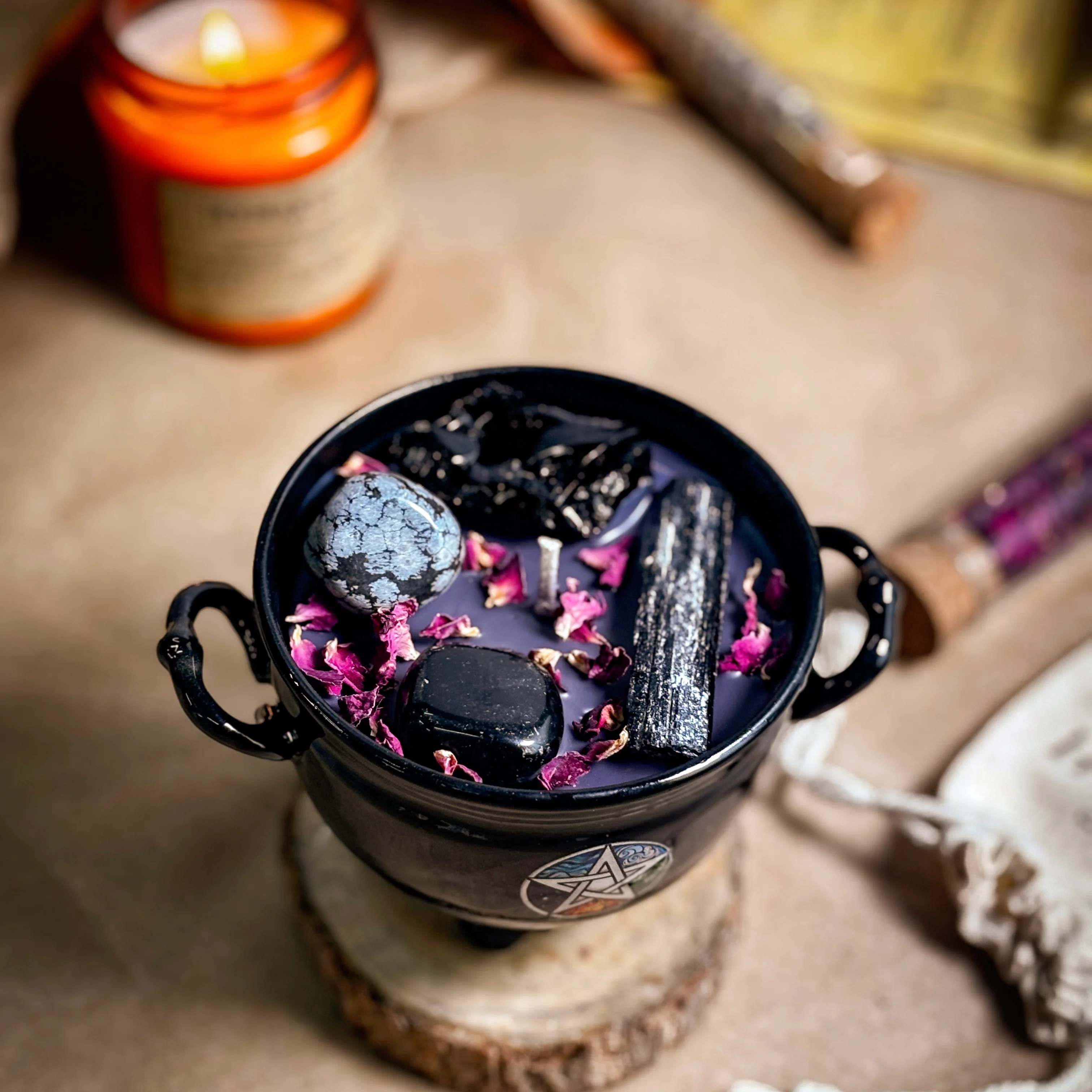 Strength & Grounding Crystal Treasure Cauldron Soy Candle – 190 g - Image 2