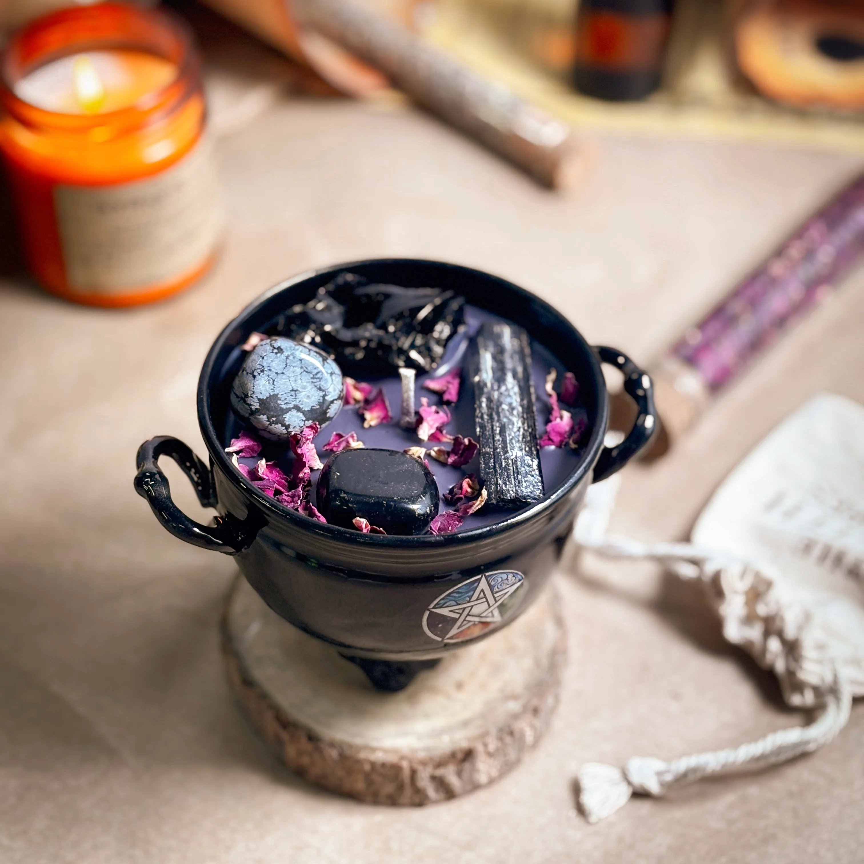 Strength & Grounding Crystal Treasure Cauldron Soy Candle – 190 g - Image 5