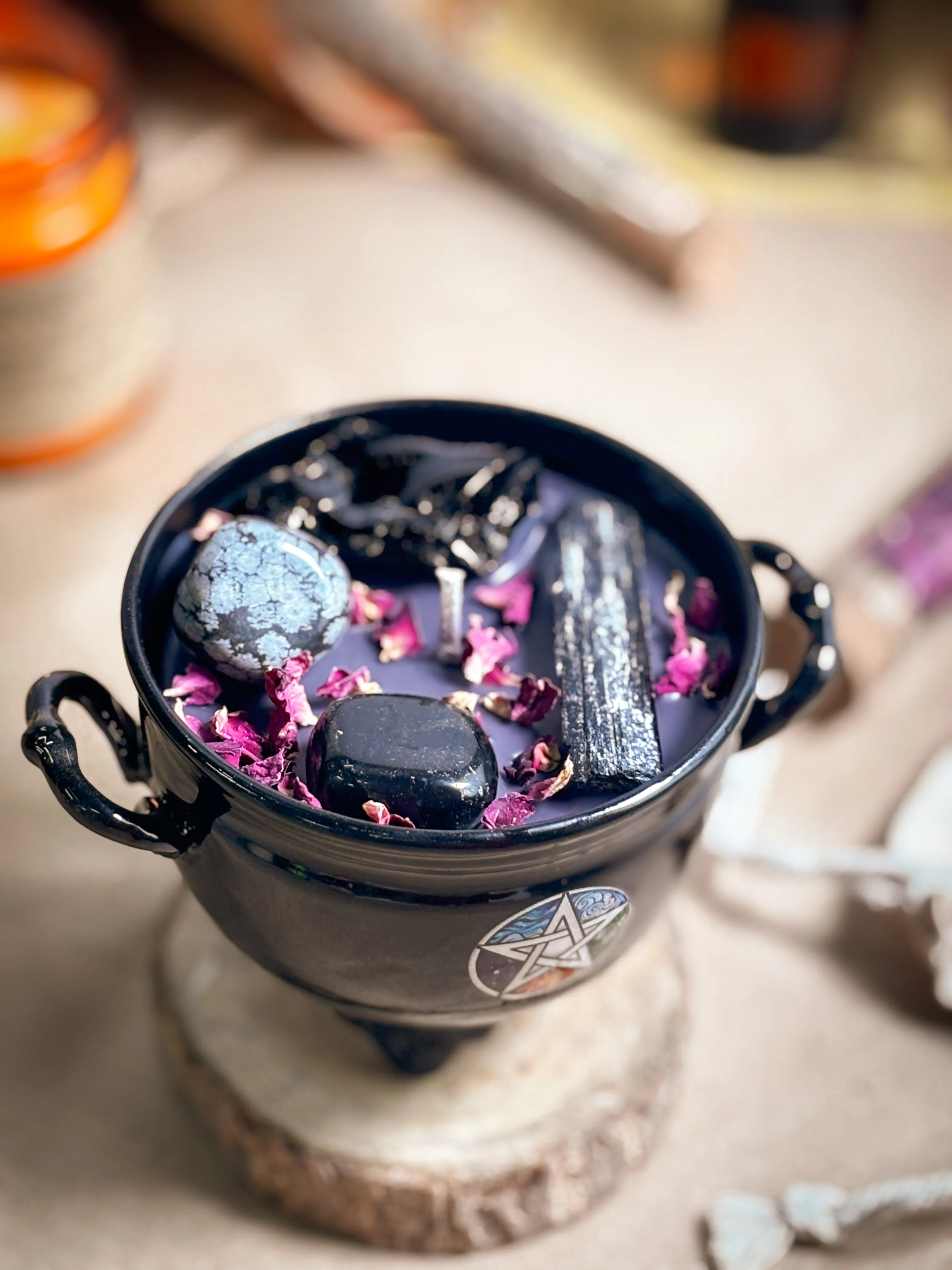 Strength & Grounding Crystal Treasure Cauldron Soy Candle – 190 g - Image 6