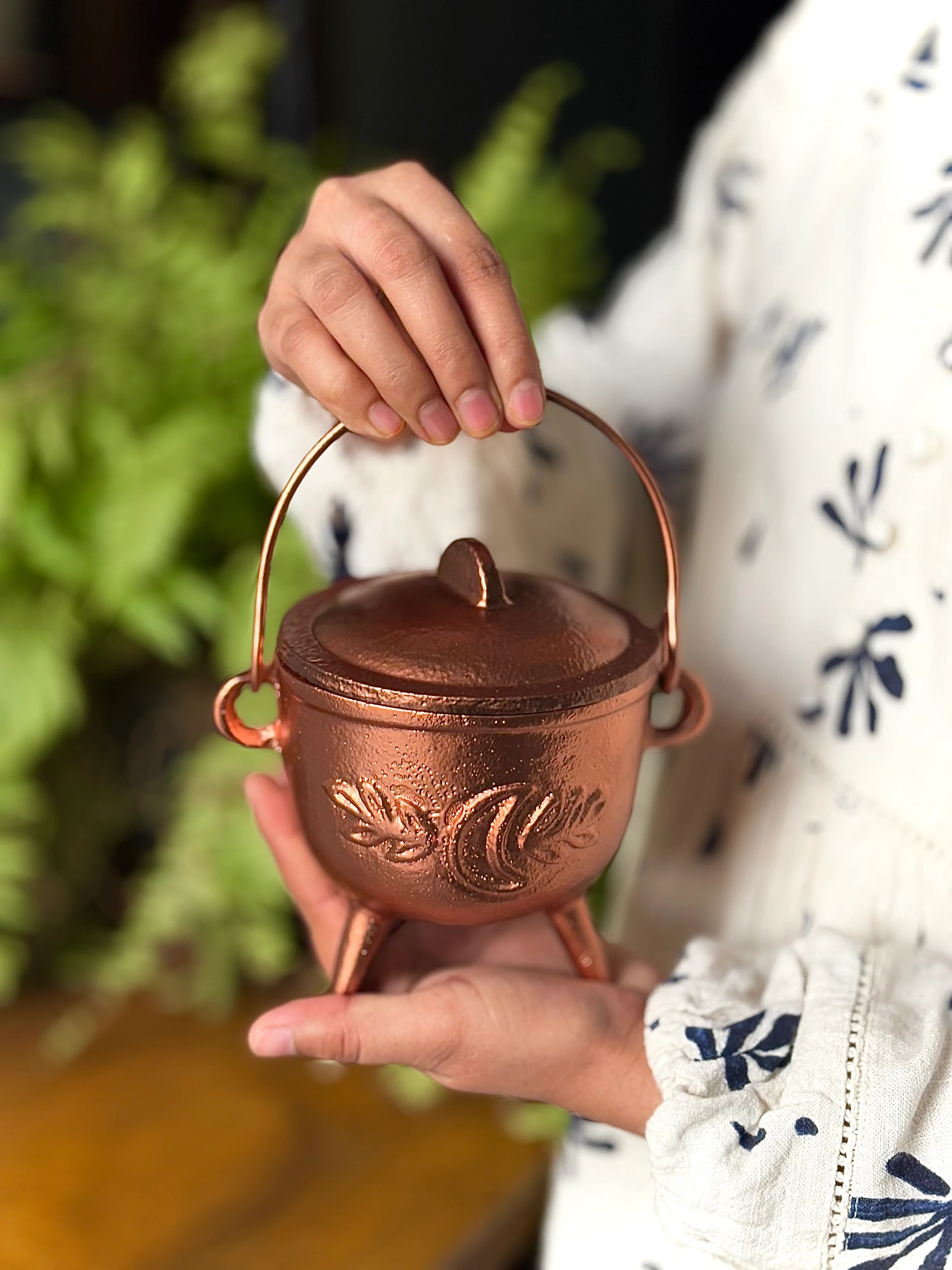 Copper-Toned Iron Cauldron – Functional & Decorative Altarware - Image 3