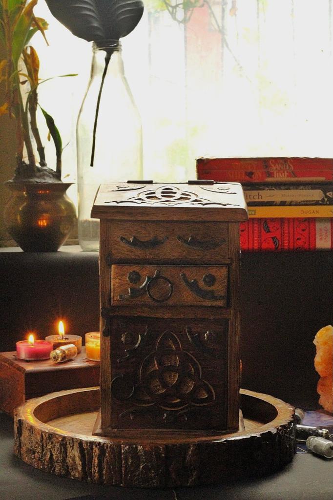 Hand Crafted Triquetra / Trinity Knot Herb Chest - Image 3
