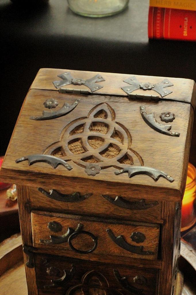 Hand Crafted Triquetra / Trinity Knot Herb Chest - Image 4