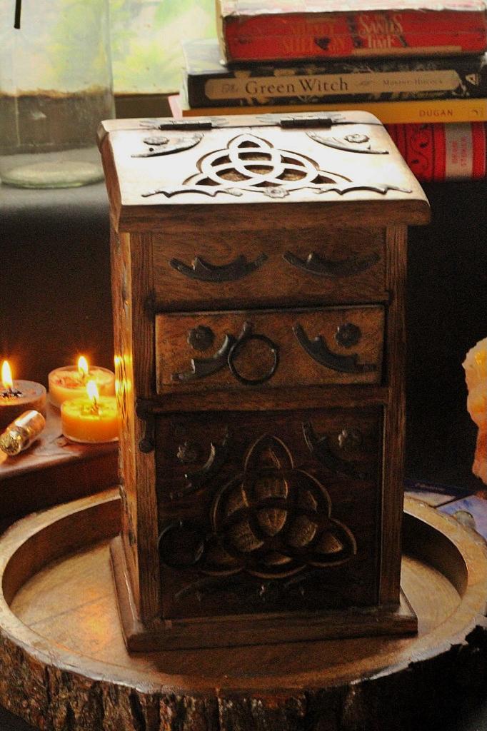 Hand Crafted Triquetra / Trinity Knot Herb Chest - Image 5