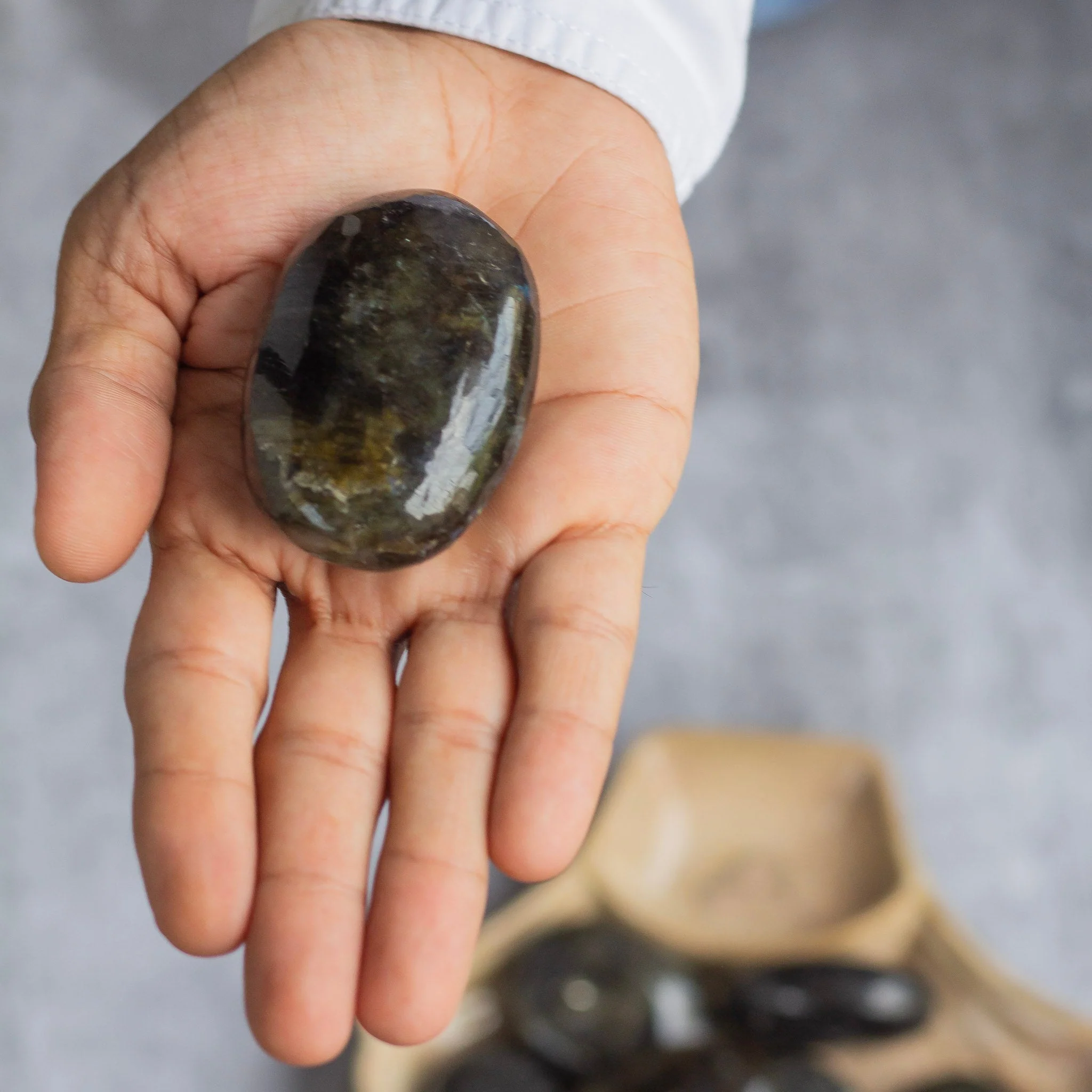 Labradorite Palm Stone | Strengthen the psychic abilities & Intuition - Image 4