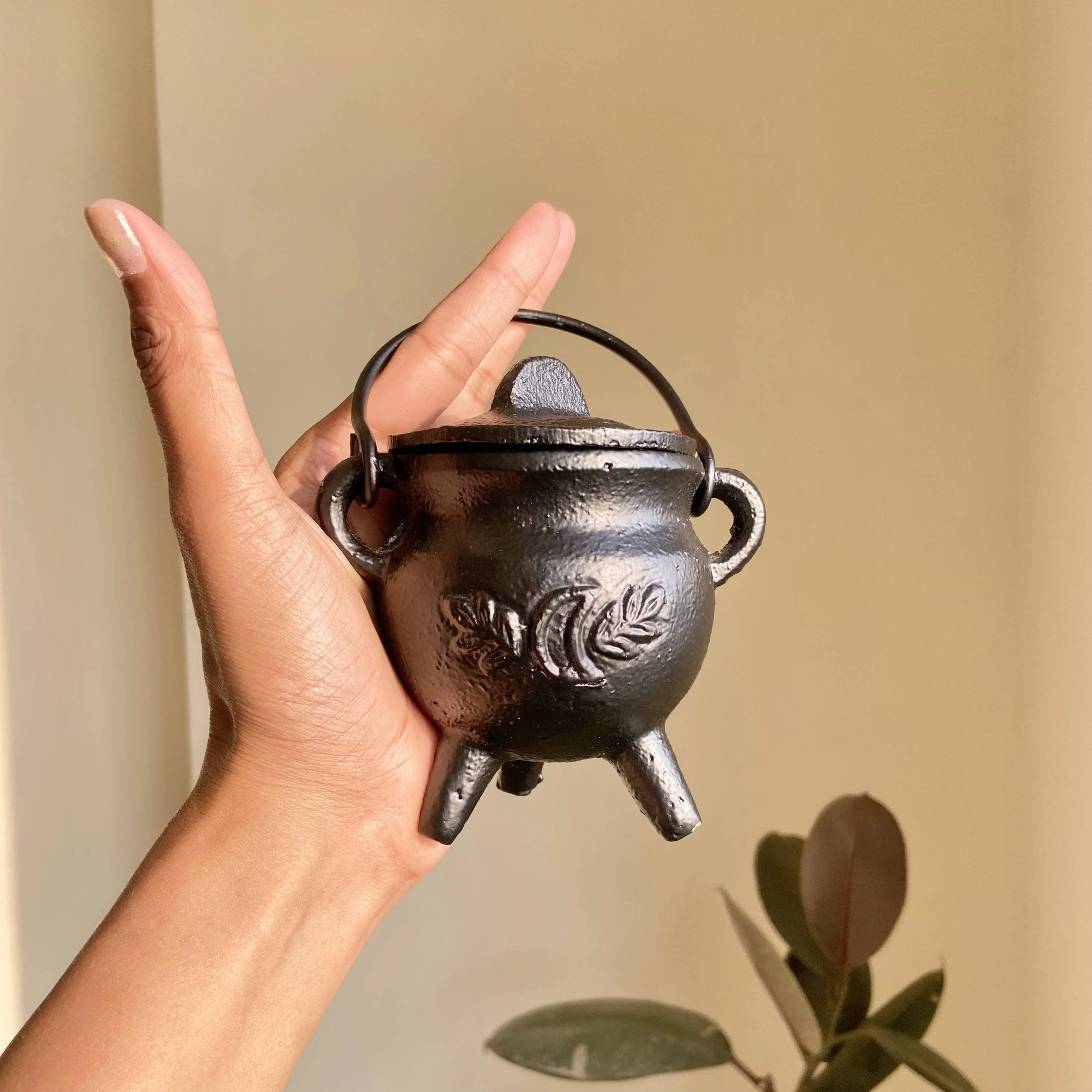 Leaf Carved Mini Cauldron with Lid - Image 3