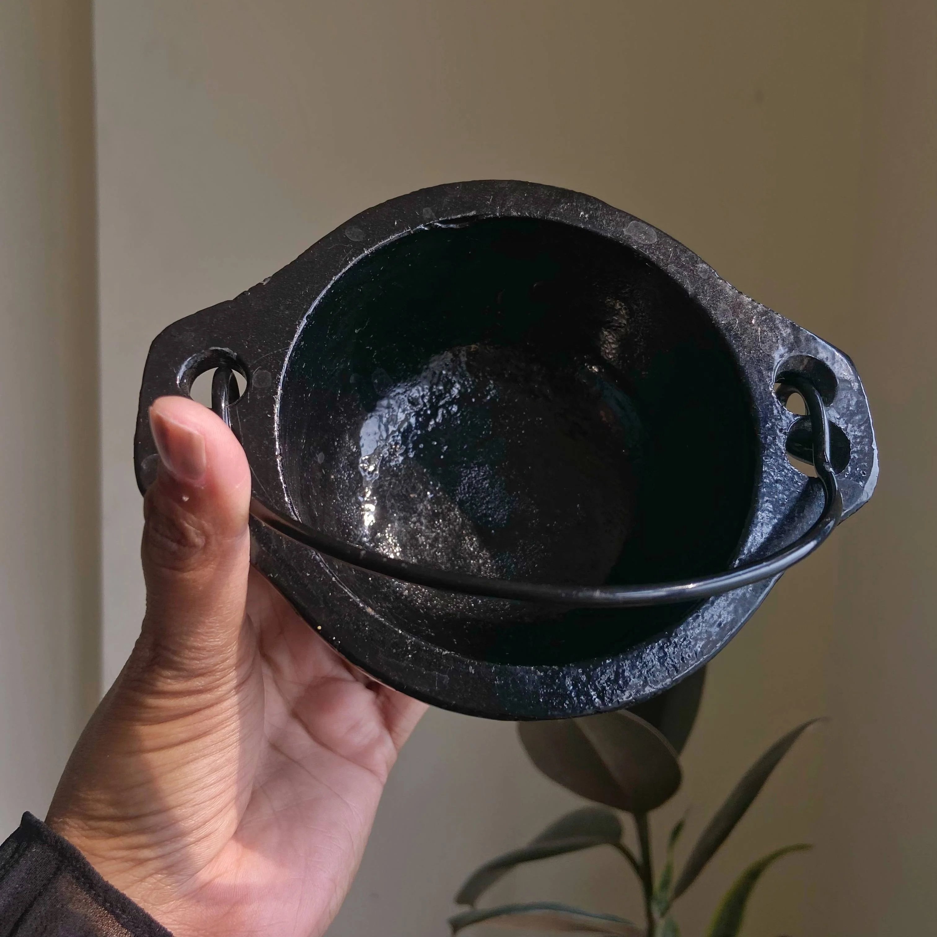 Medium Size Cast Iron Classic Cauldron - Image 3