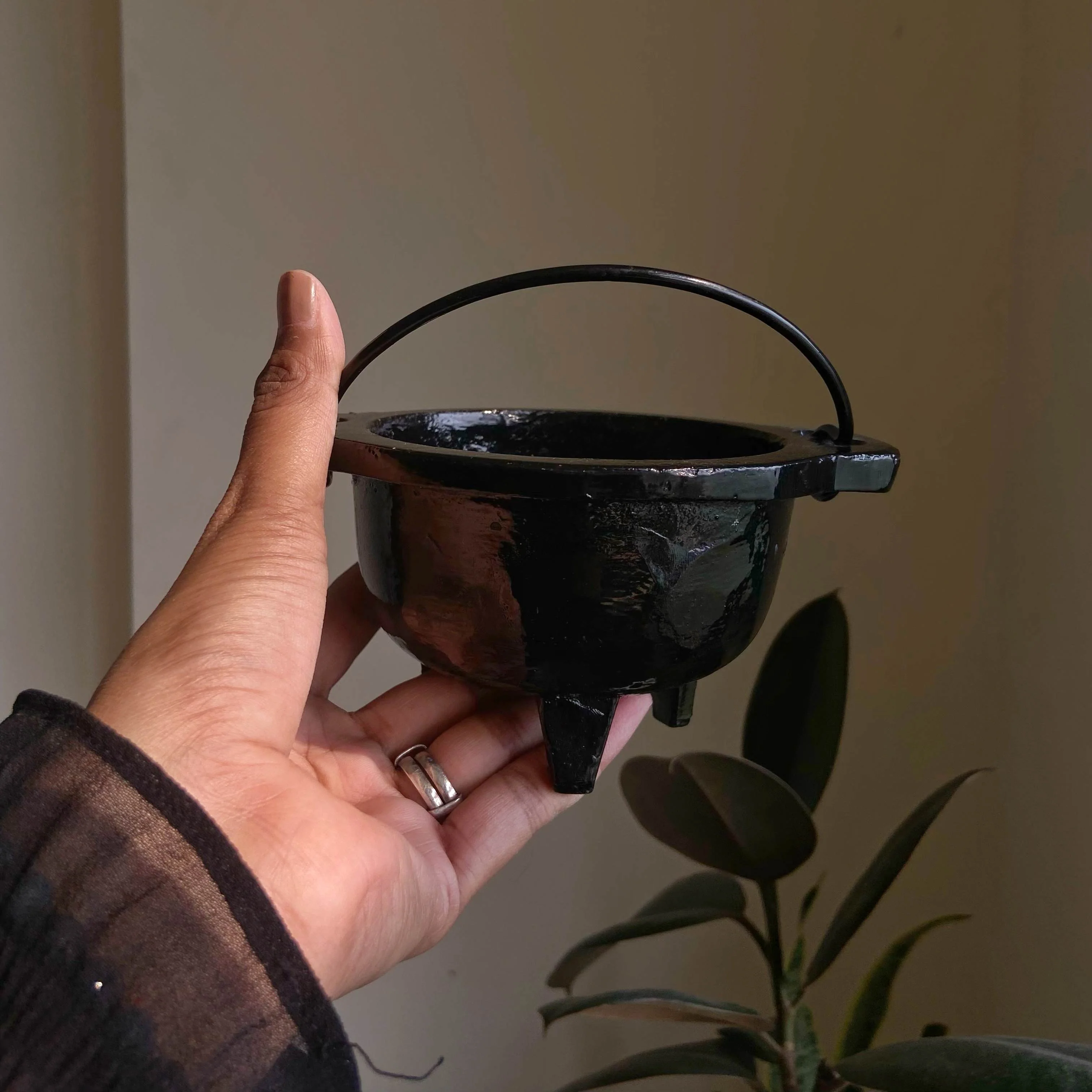 Medium Size Cast Iron Classic Cauldron - Image 4