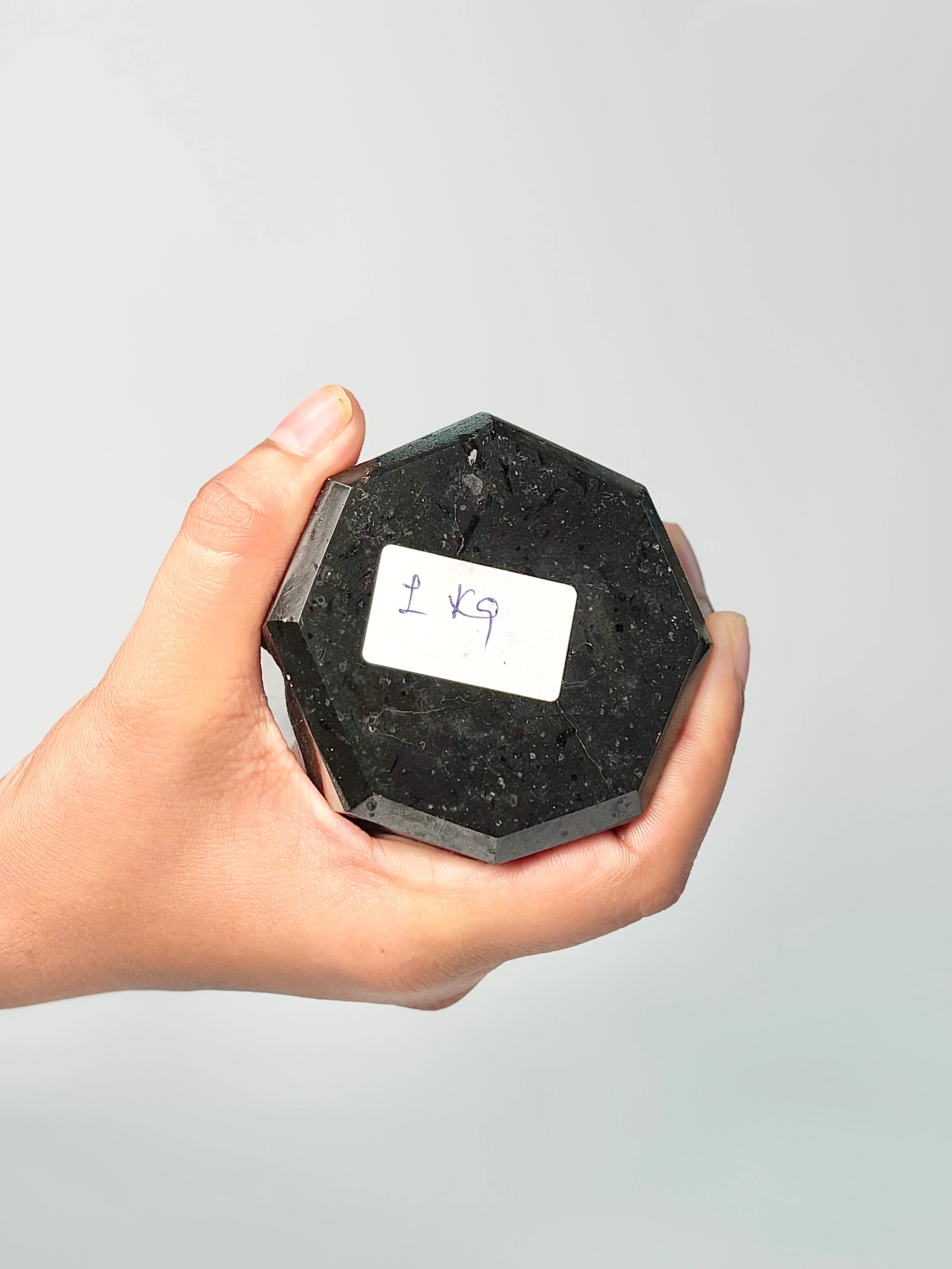 Eight Facet Black Tourmaline Tower – 1.3 kg - Bold Presence & Timeless Design - Image 4