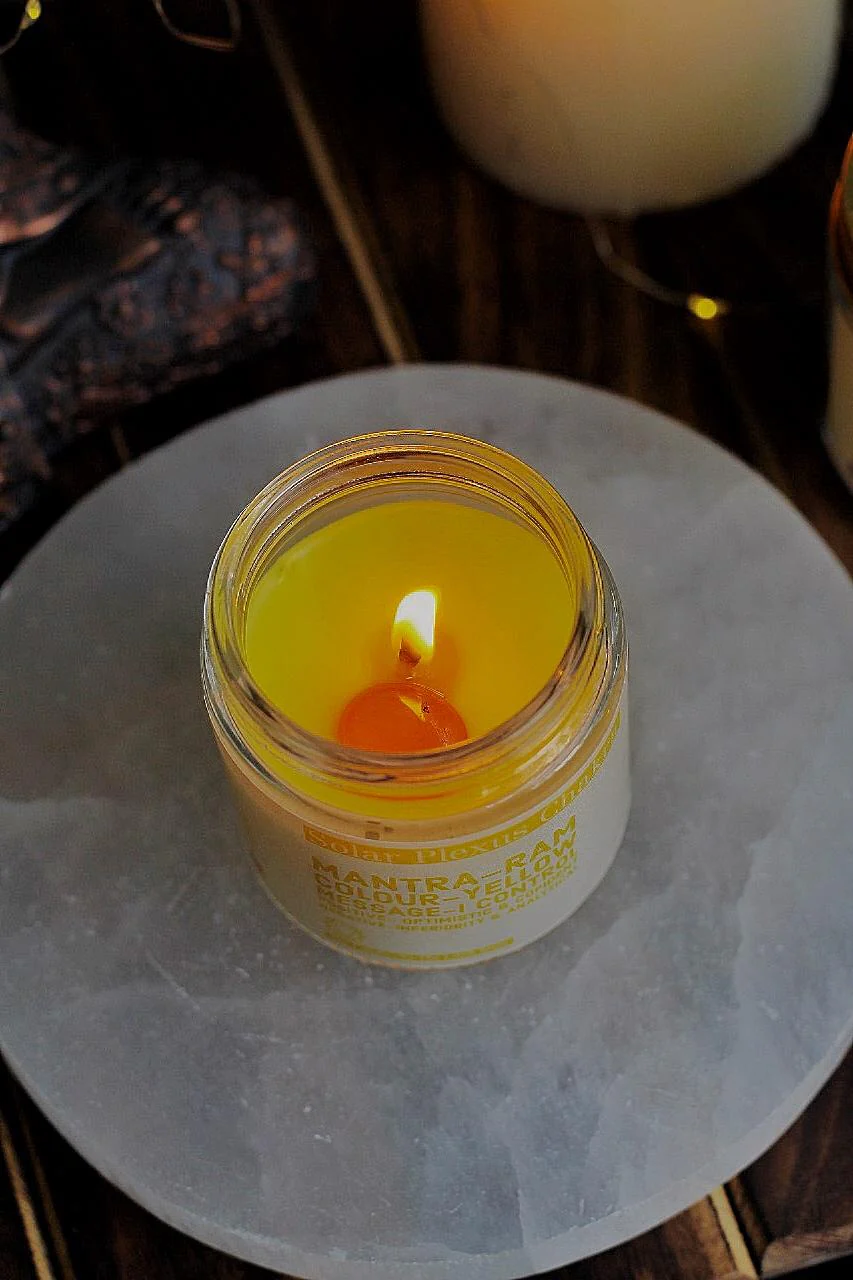 Solar Plexus Chakra Scented Candle with Crystal Tumble - Soy Wax - 100 g - Image 8