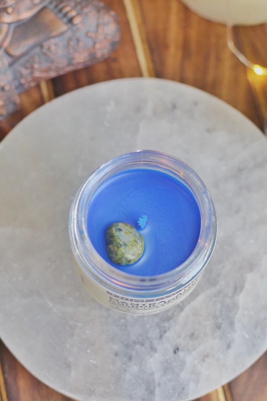 Third Eye Chakra Scented Candle with Crystal Tumble -Soy Wax -100 g - Image 4