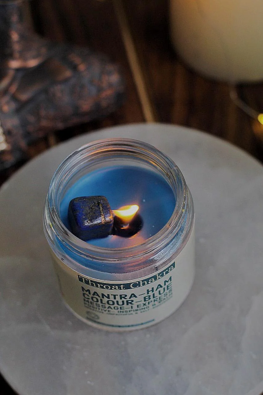 Throat Chakra Scented Candle with Crystal Tumble -Soy Wax - 100 g - Image 3