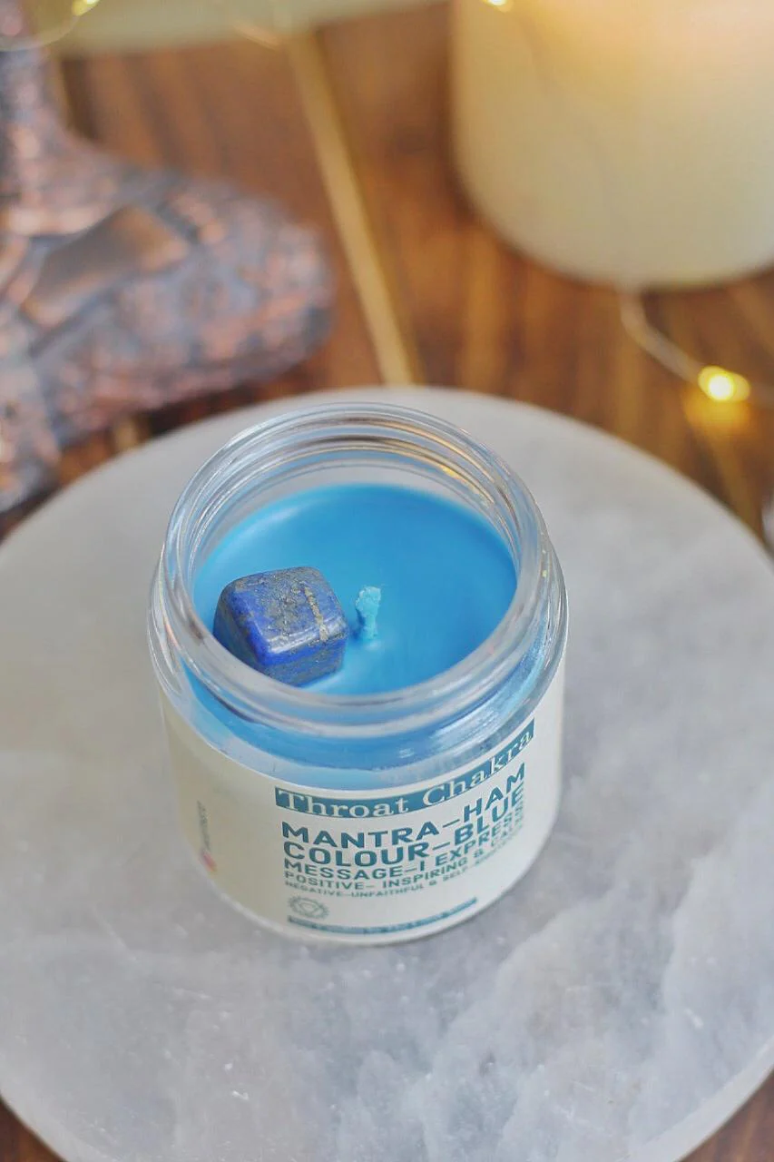 Throat Chakra Scented Candle with Crystal Tumble -Soy Wax - 100 g - Image 6